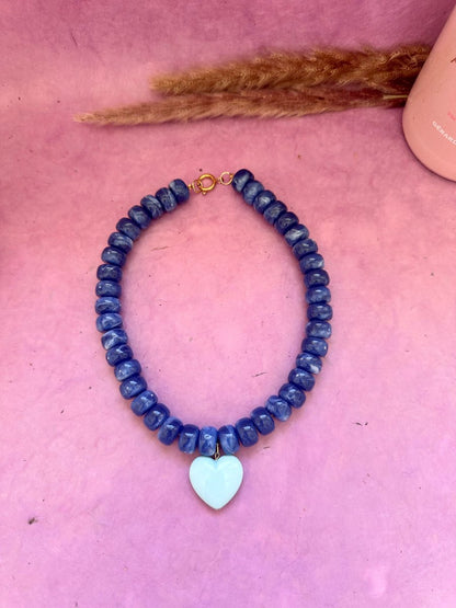 Collier cœur CLAUDIE – Collier de perles coloré fait main et personnalisable - Camilmari Bijoux - Bleu marine marbré avec cœur bleu pâle