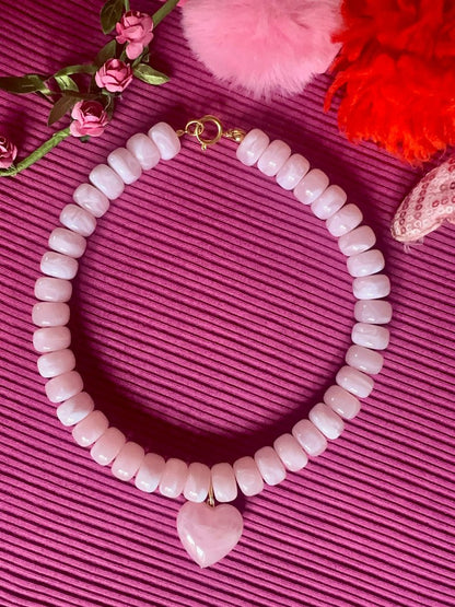 Collier cœur CLAUDIE – Collier de perles coloré fait main et personnalisable - Camilmari Bijoux - Rose pâle marbré avec cœur rose pâle