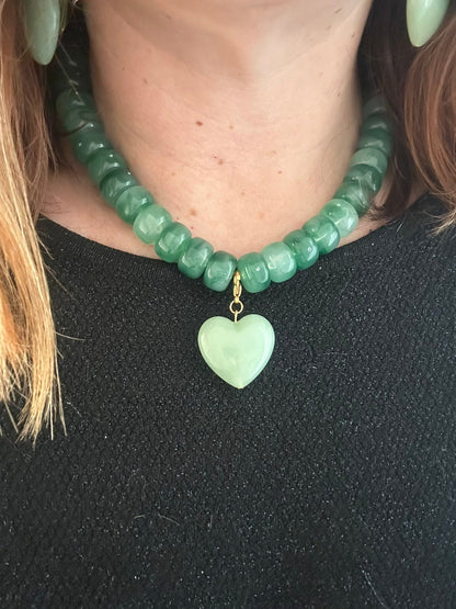 Collier cœur CLAUDIE – Collier de perles coloré fait main et personnalisable - Camilmari Bijoux - Vert intense marbré avec cœur vert lichen