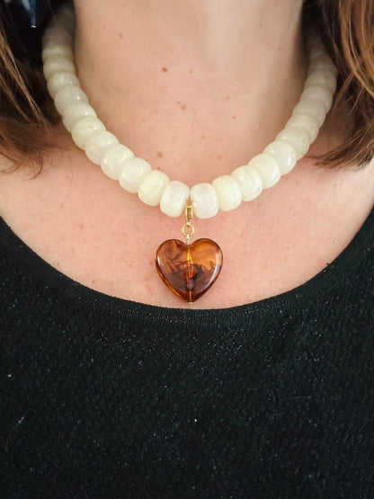 Collier cœur CLAUDIE – Collier de perles coloré fait main et personnalisable - Camilmari Bijoux - Écru marbré avec cœur ambré