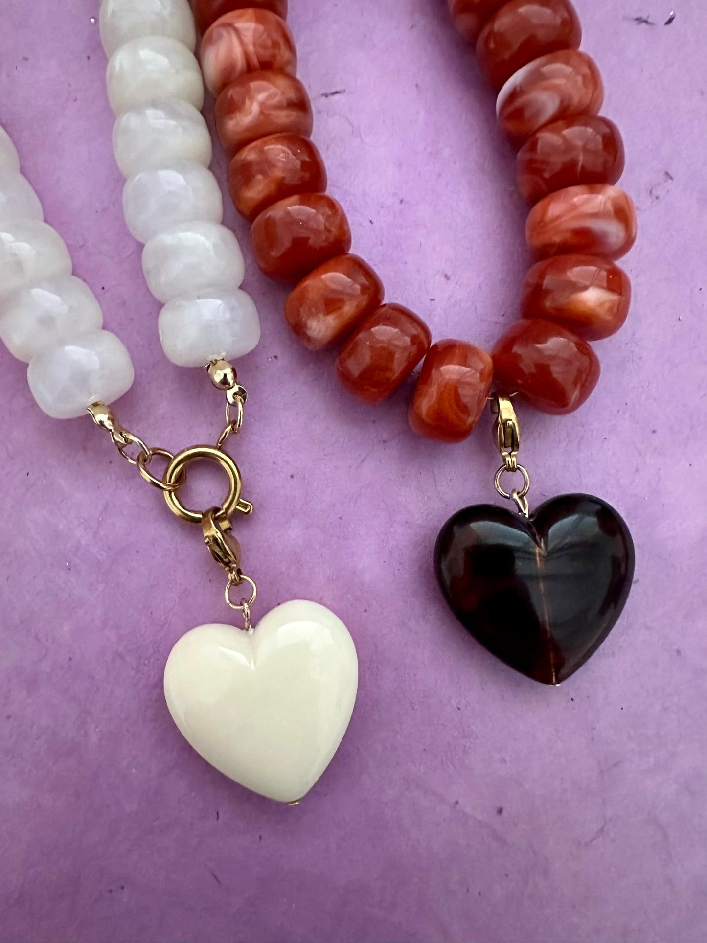 Collier cœur CLAUDIE – Collier de perles coloré fait main et personnalisable - Camilmari Bijoux - Terracotta - brique marbré avec cœur brun ambré