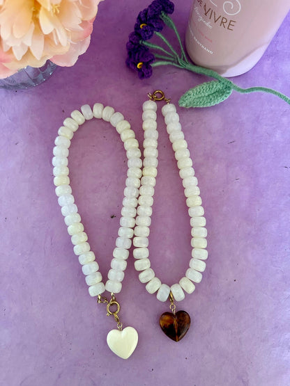 Collier cœur CLAUDIE – Collier de perles coloré fait main et personnalisable - Camilmari Bijoux - Sur mesure - coloris de perles et de cœur au choix