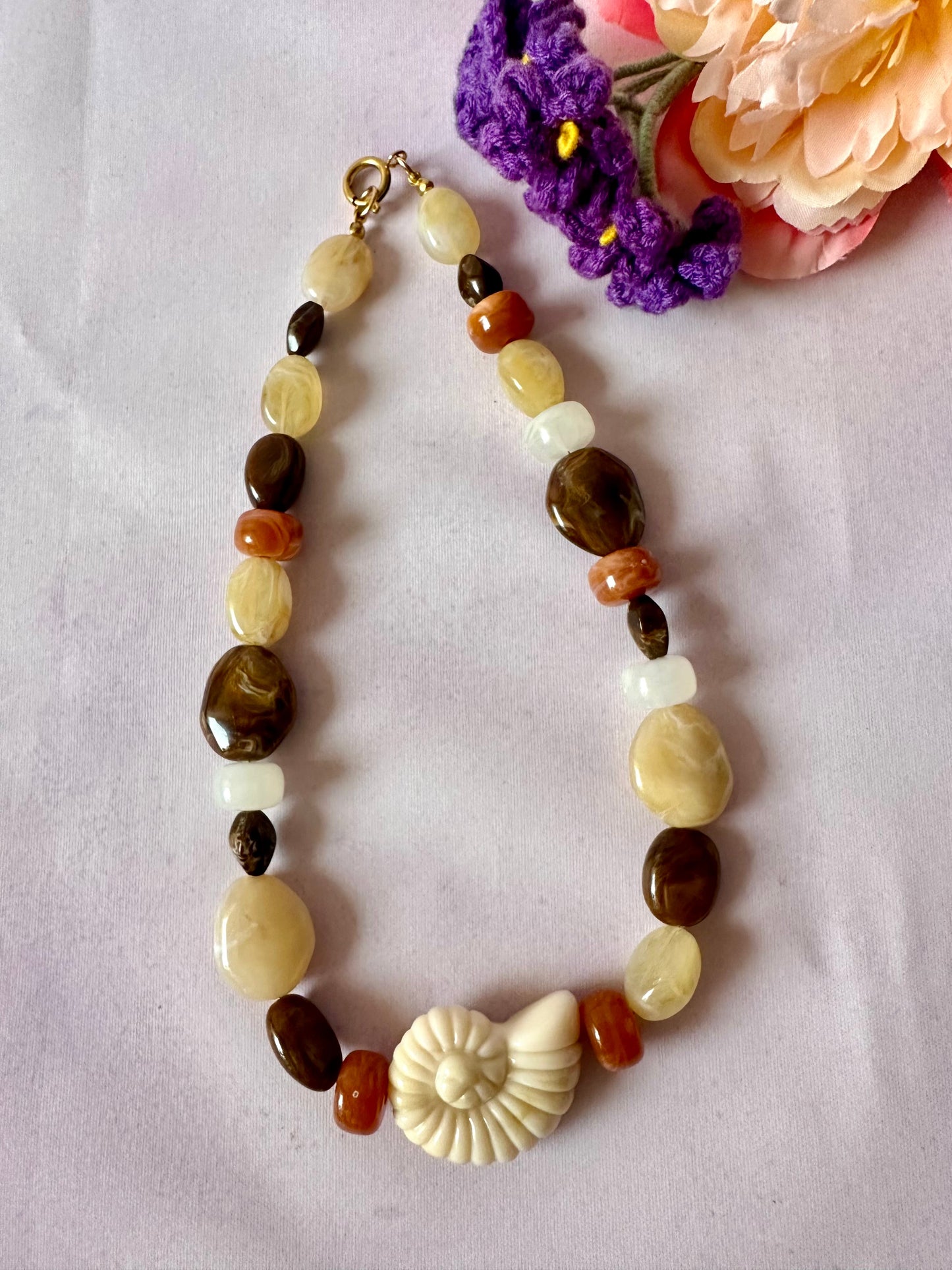 Collier coquillage beige marron EMILIA - Camilmari Bijoux - Fermoir bouée sans chaînette