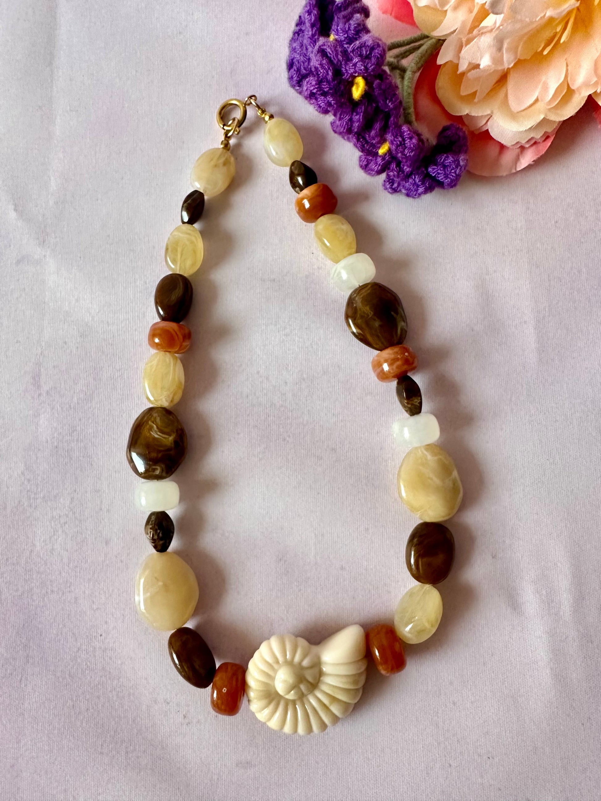 Collier coquillage beige marron EMILIA - Camilmari Bijoux - Fermoir bouée sans chaînette