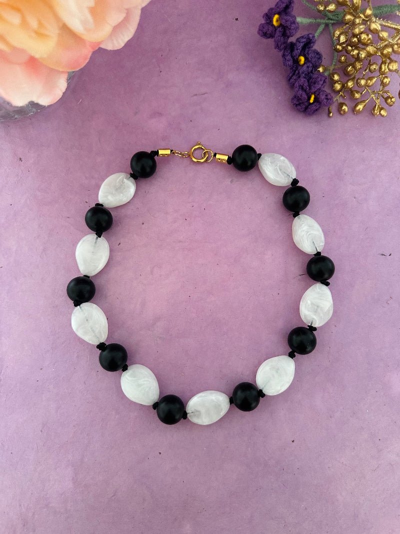 Collier de perles noires et blanches ovales en acrylique HAELYS - Camilmari Bijoux - 