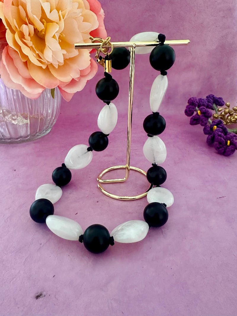 Collier de perles noires et blanches ovales en acrylique HAELYS - Camilmari Bijoux - 