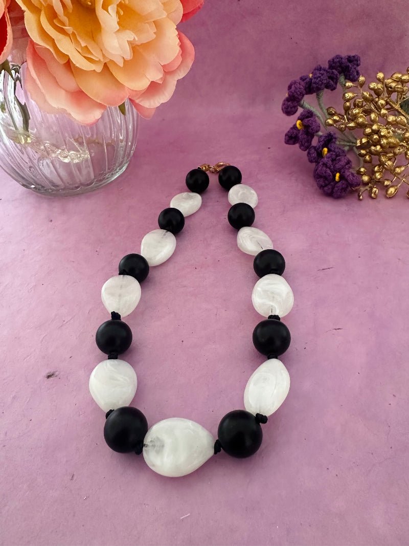 Collier de perles noires et blanches ovales en acrylique HAELYS - Camilmari Bijoux - 