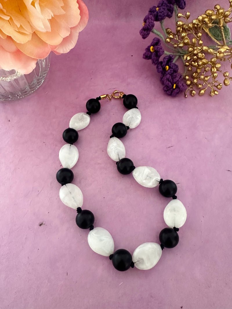 Collier de perles noires et blanches ovales en acrylique HAELYS - Camilmari Bijoux - 