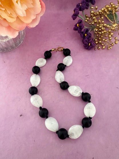 Collier de perles noires et blanches ovales en acrylique HAELYS - Camilmari Bijoux - 