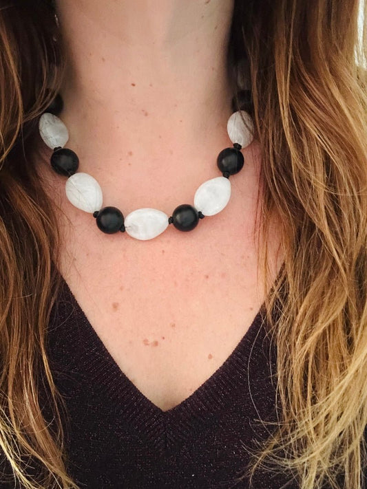 Collier de perles noires et blanches ovales en acrylique HAELYS - Camilmari Bijoux - 
