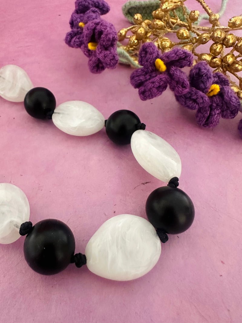Collier de perles noires et blanches ovales en acrylique HAELYS - Camilmari Bijoux - 