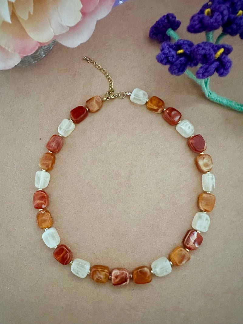 Collier de perles rectangulaires acryliques aux tons marrons et écru ALMA - Camilmari Bijoux - Mix 3 couleurs