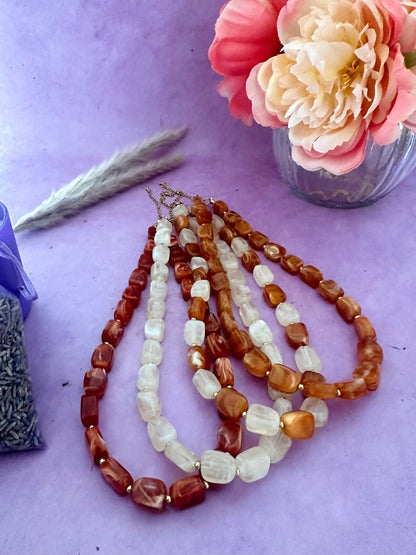 Collier de perles rectangulaires acryliques aux tons marrons et écru ALMA - Camilmari Bijoux - Ecru