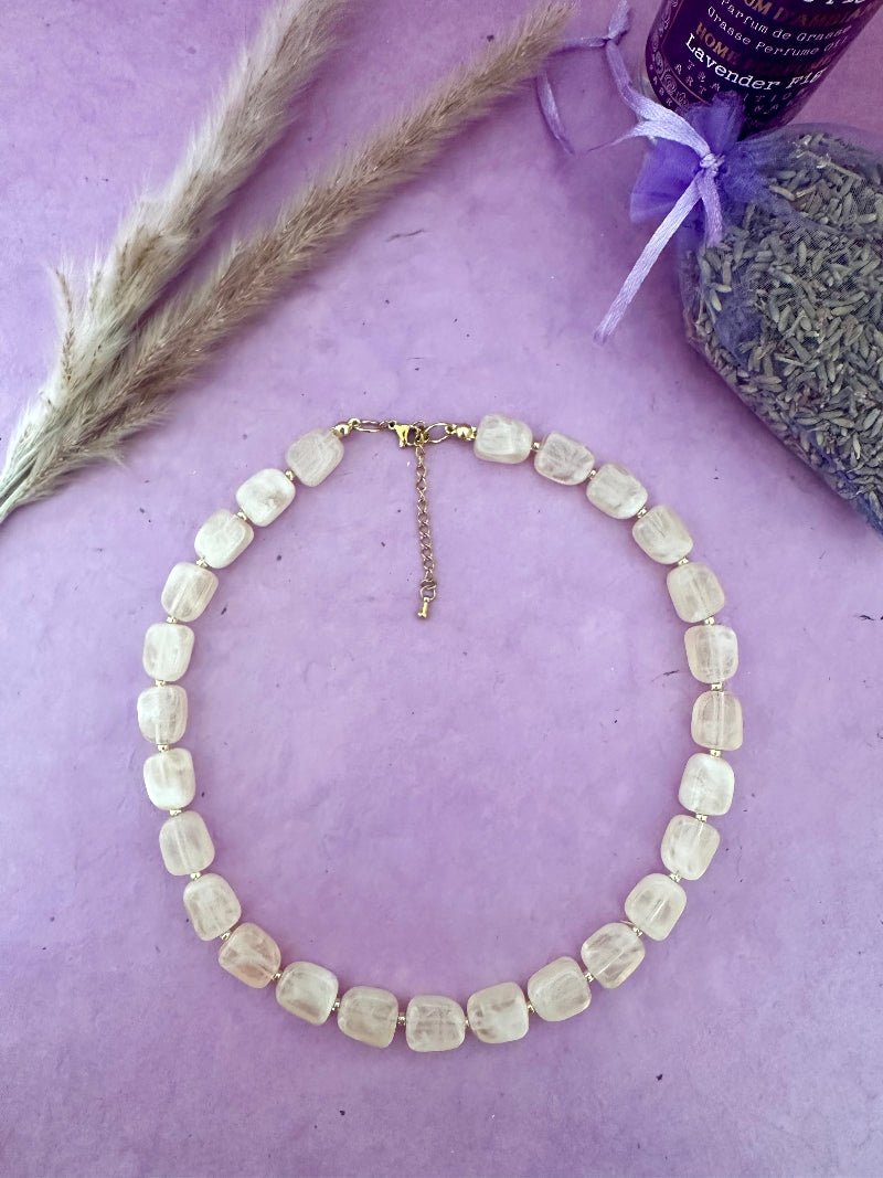 Collier de perles rectangulaires acryliques aux tons marrons et écru ALMA - Camilmari Bijoux - Ecru