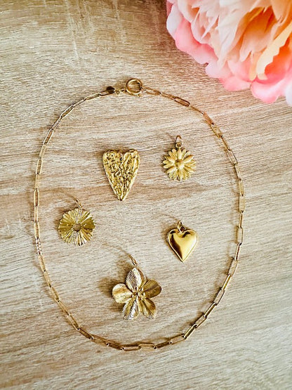 Collier LILY – Maille rectangle dorée et pendentif cœur personnalisable - Camilmari Bijoux - Collier + pendentif grande fleur