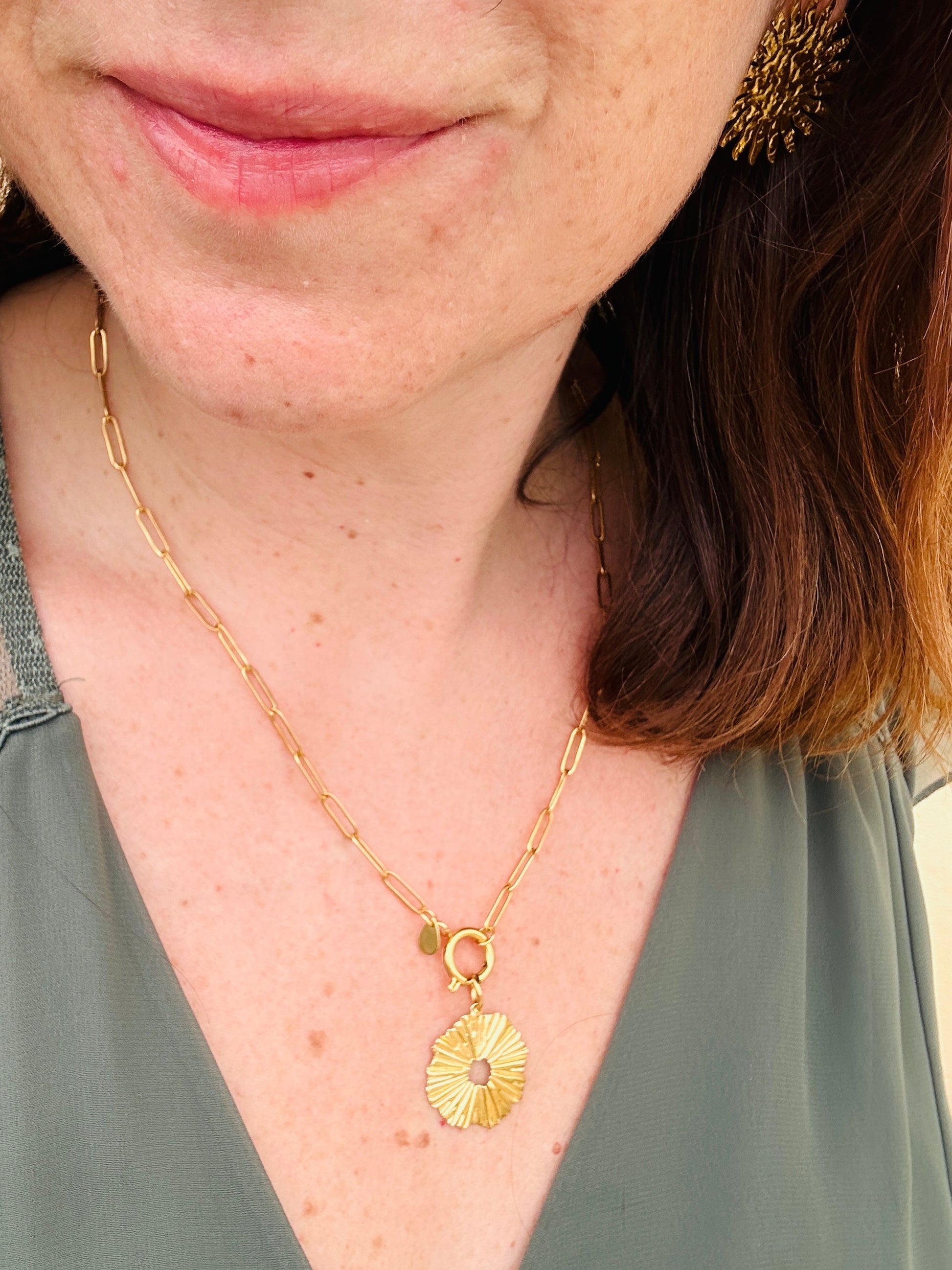 Collier LILY – Maille rectangle dorée et pendentif cœur personnalisable - Camilmari Bijoux - Collier + pendentif petite fleur