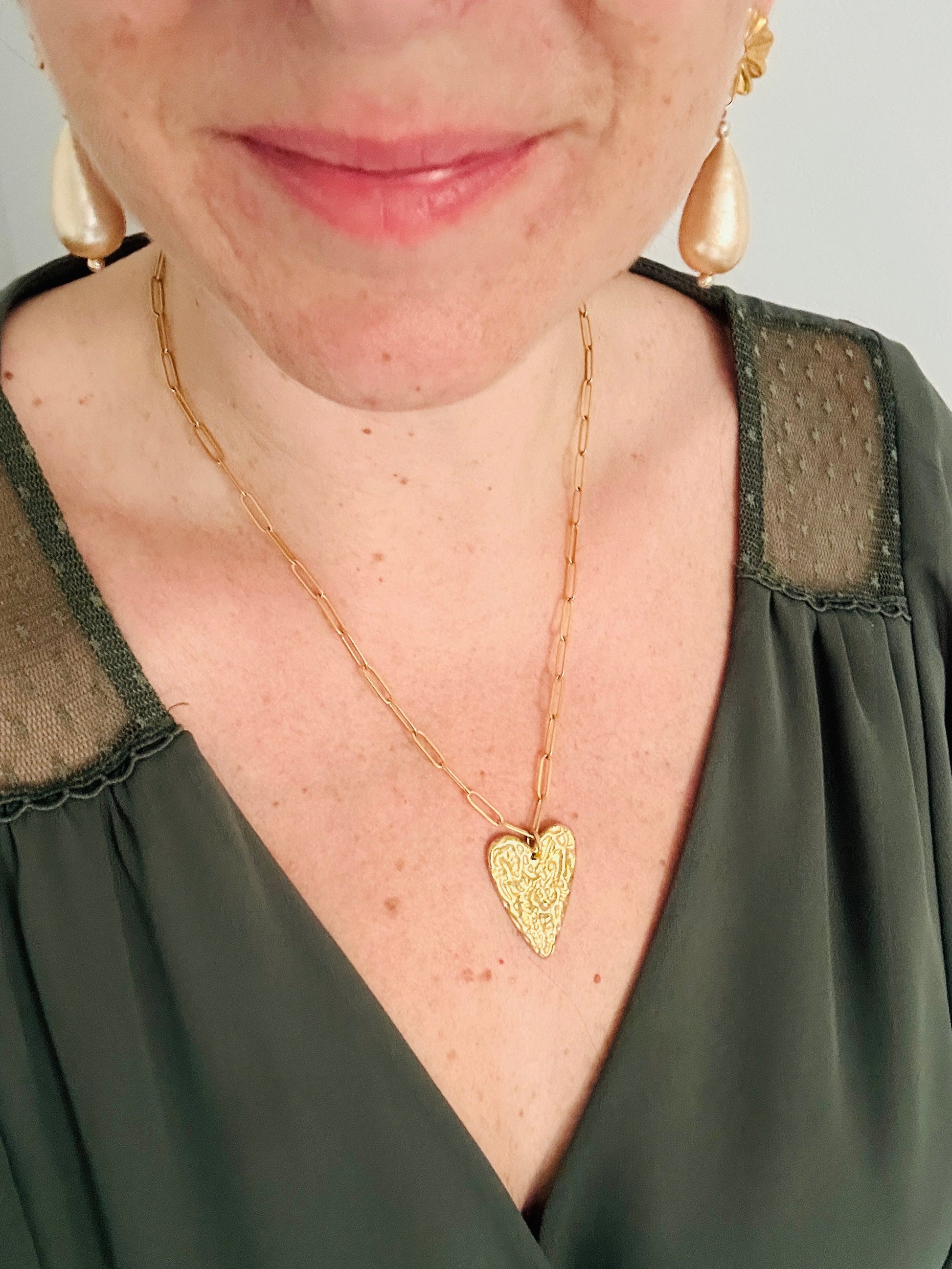 Collier LILY – Maille rectangle dorée et pendentif cœur personnalisable - Camilmari Bijoux - Collier + pendentif grand coeur martelé