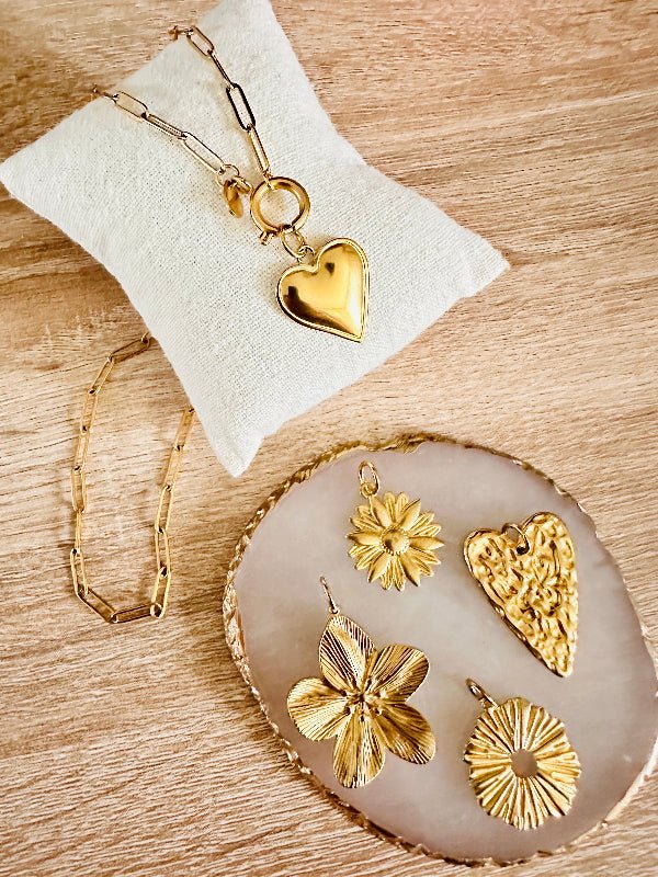 Collier LILY – Maille rectangle dorée et pendentif cœur personnalisable - Camilmari Bijoux - Collier + pendentif petit cœur