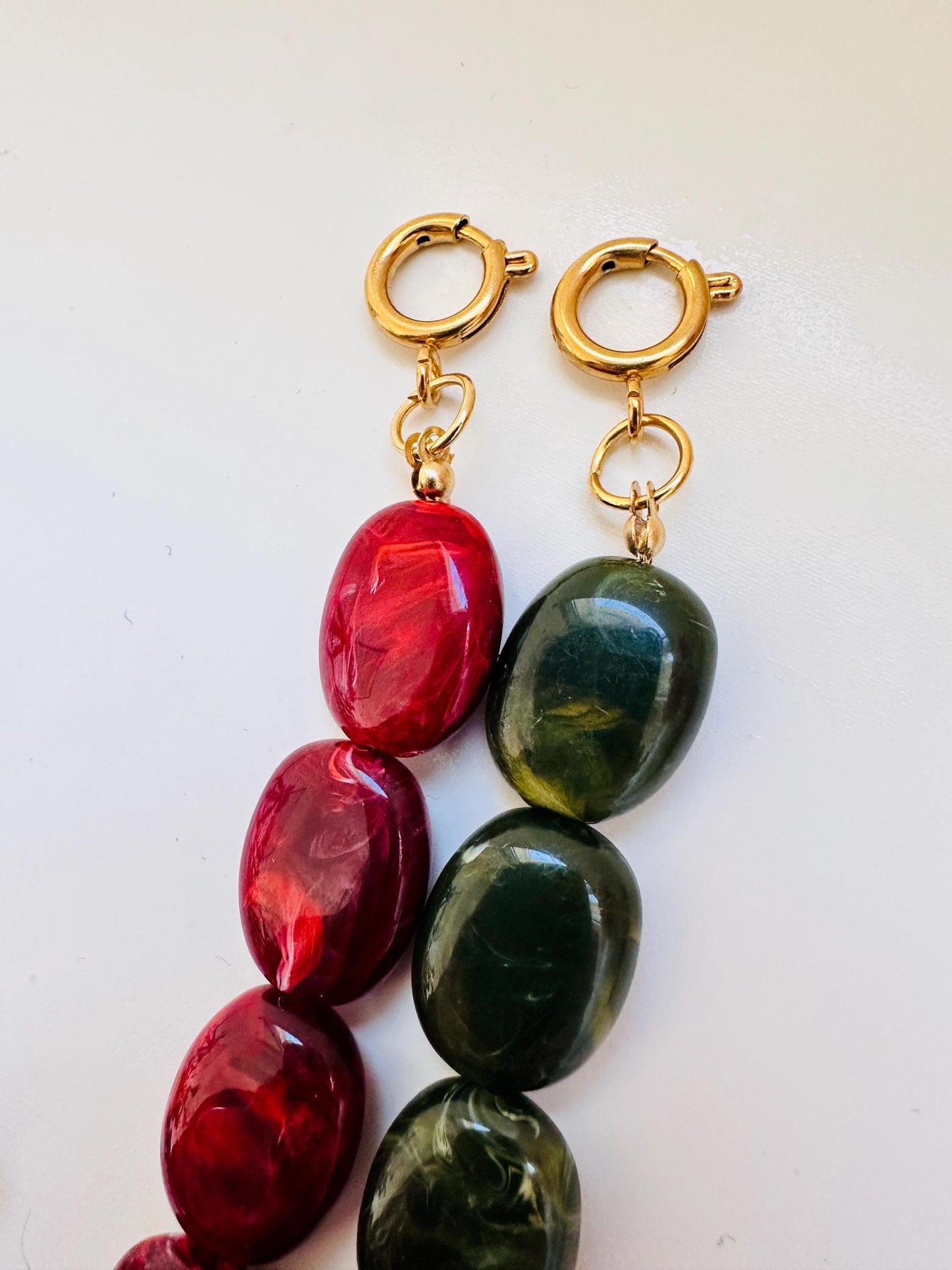 Collier OLIVIA – Collier de perles ovales colorées en acrylique fait main - Camilmari Bijoux - Violet aubergine