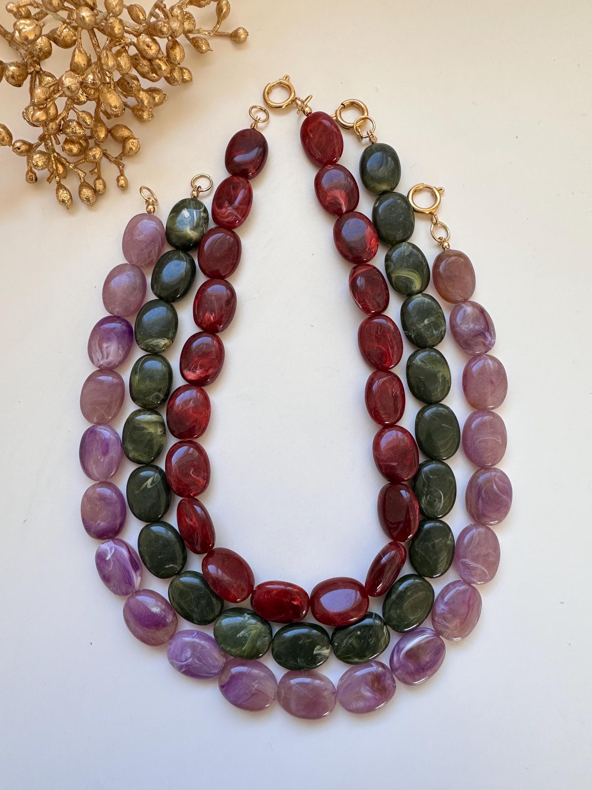 Collier OLIVIA – Collier de perles ovales colorées en acrylique fait main - Camilmari Bijoux - Rouge bordeaux