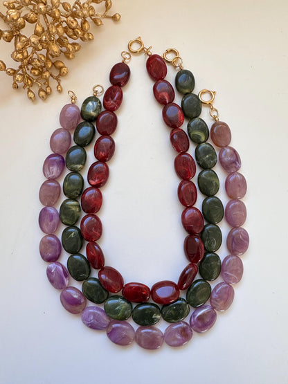 Collier OLIVIA – Collier de perles ovales colorées en acrylique fait main - Camilmari Bijoux - Rouge bordeaux