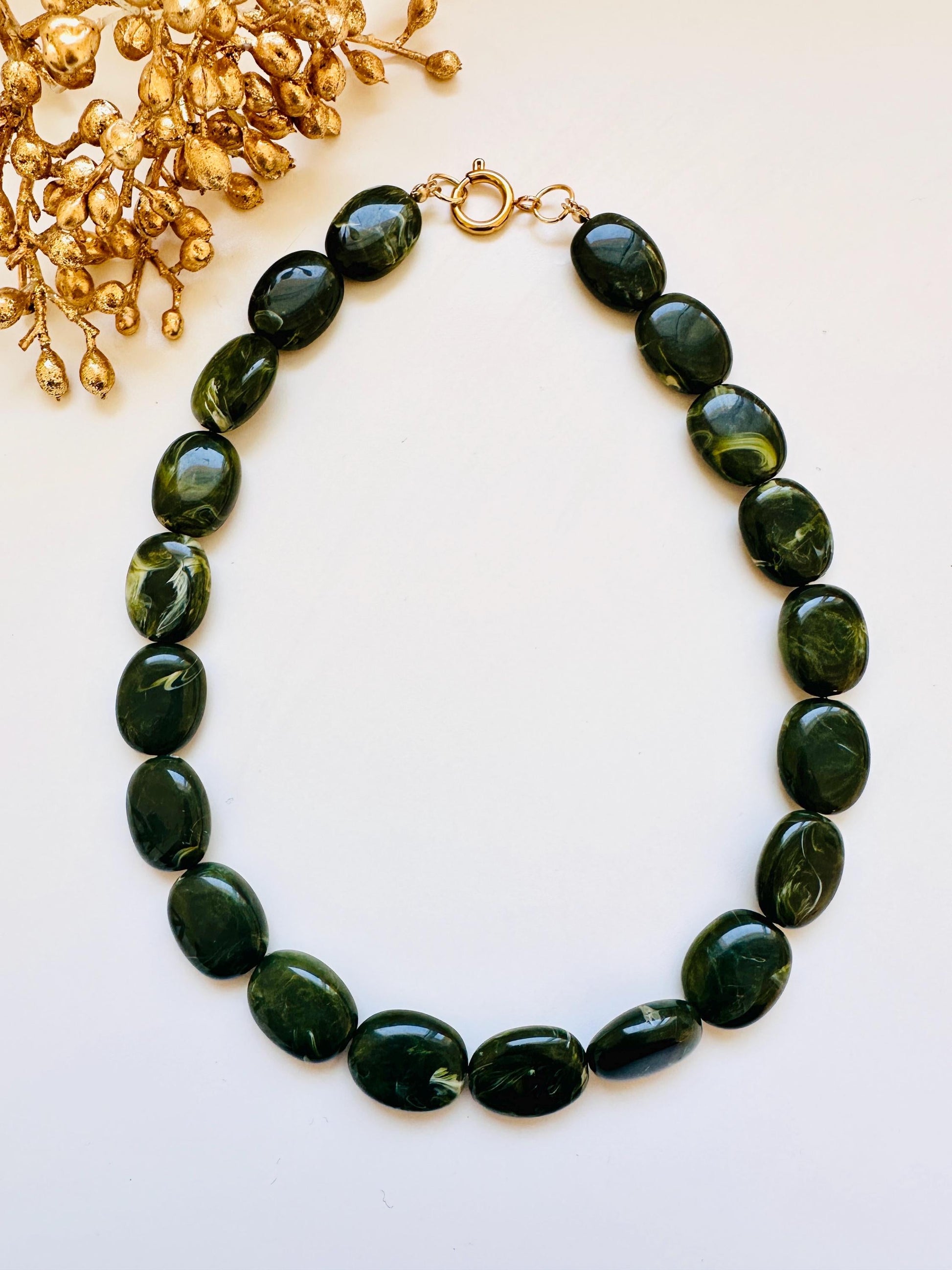 Collier OLIVIA – Collier de perles ovales colorées en acrylique fait main - Camilmari Bijoux - Rouge bordeaux