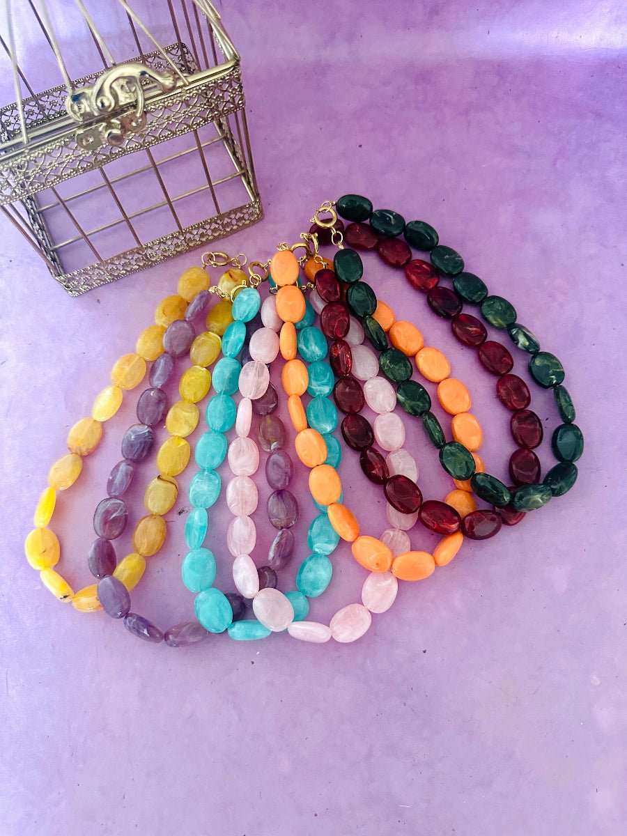 Collier OLIVIA – Collier de perles ovales colorées en acrylique fait main - Camilmari Bijoux - Rouge bordeaux