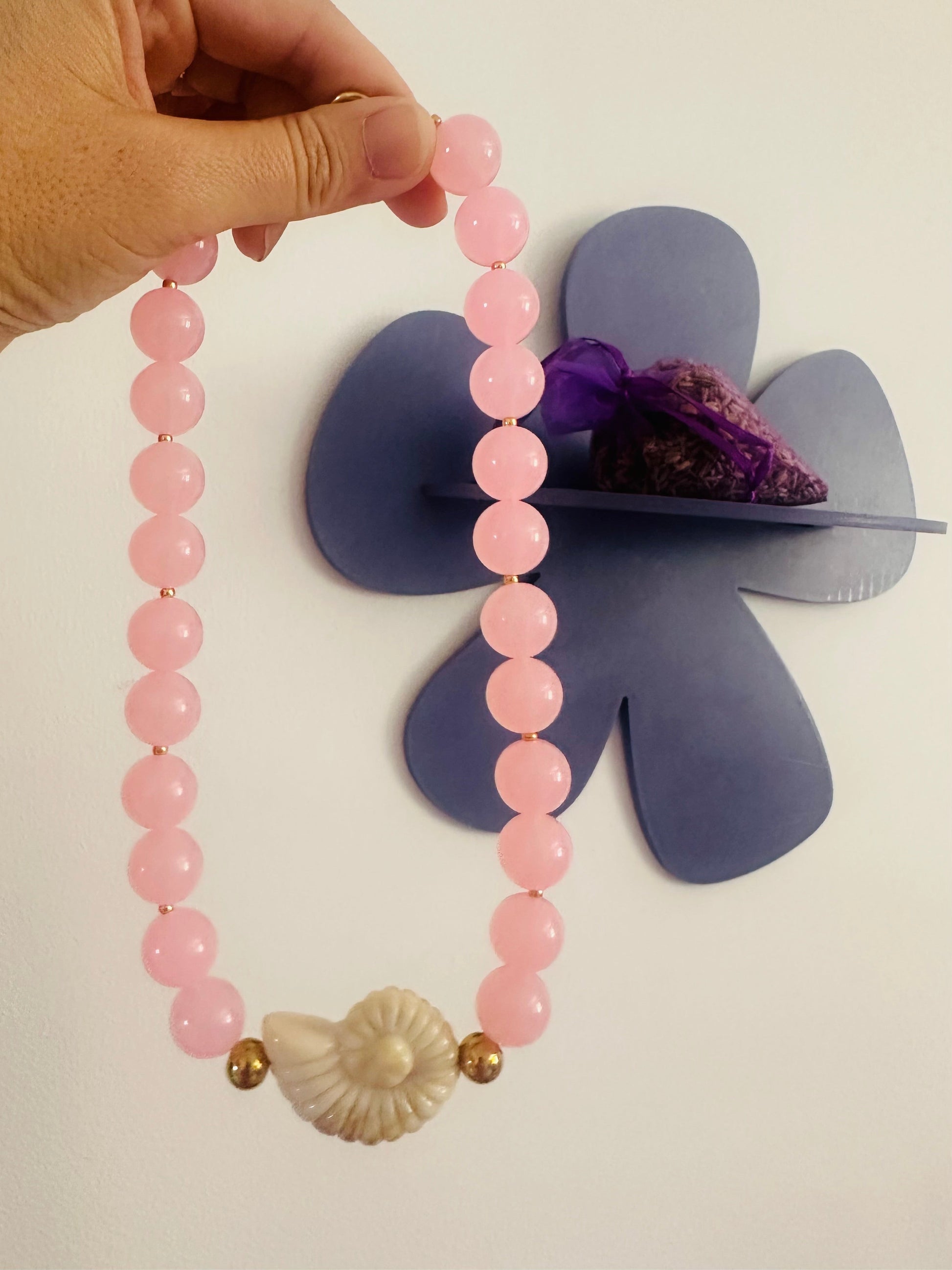 Collier perles coquillage LAGUNE - Camilmari Bijoux - Perles rose bonbon et coquillage beige