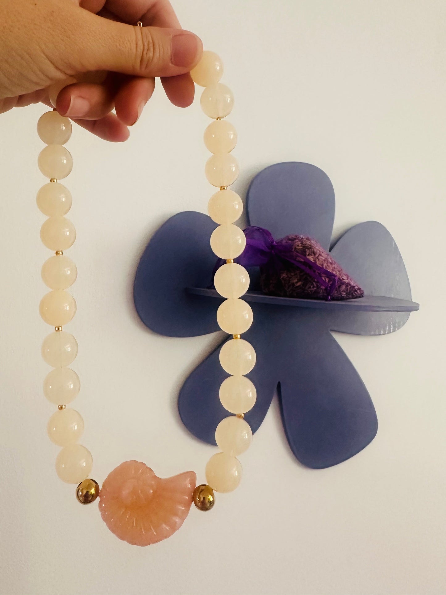 Collier perles coquillage LAGUNE - Camilmari Bijoux - Perles rose bonbon et coquillage beige