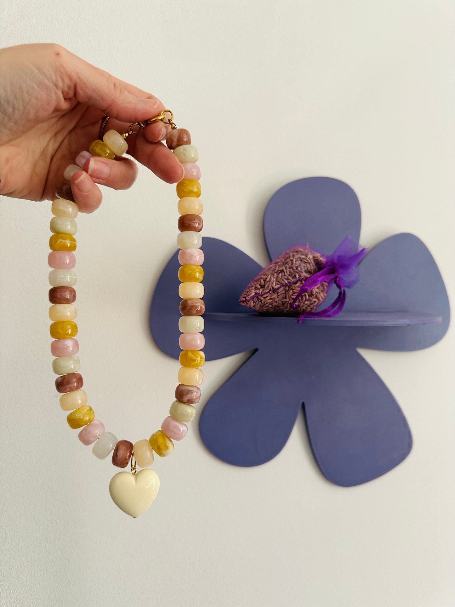 Collier perles couleurs BONNIE - Camilmari Bijoux - Avec pendentif coeur écru