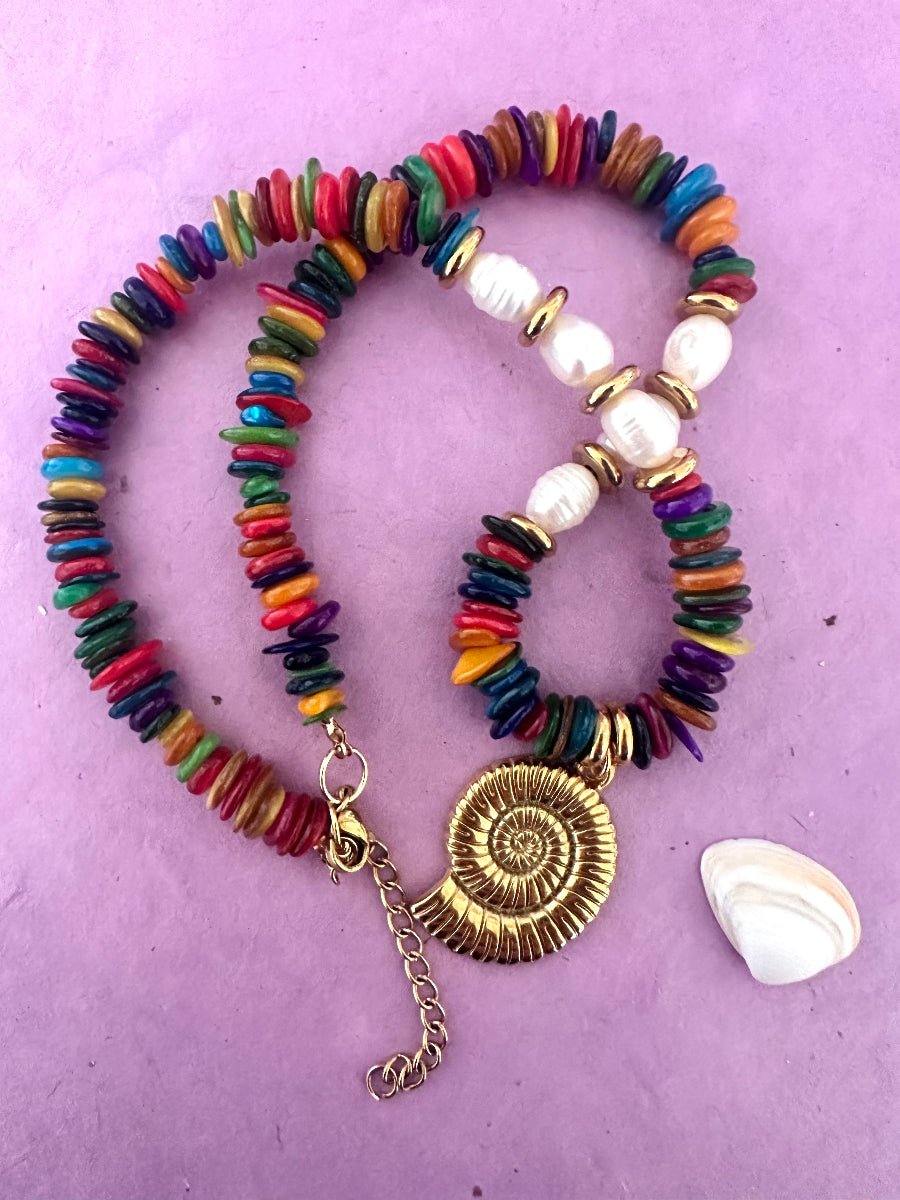 Collier YARA – perles de corail rouge ou de coquillage multicolore avec breloque coquille dorée - Camilmari Bijoux - Perles coquillage multicolore