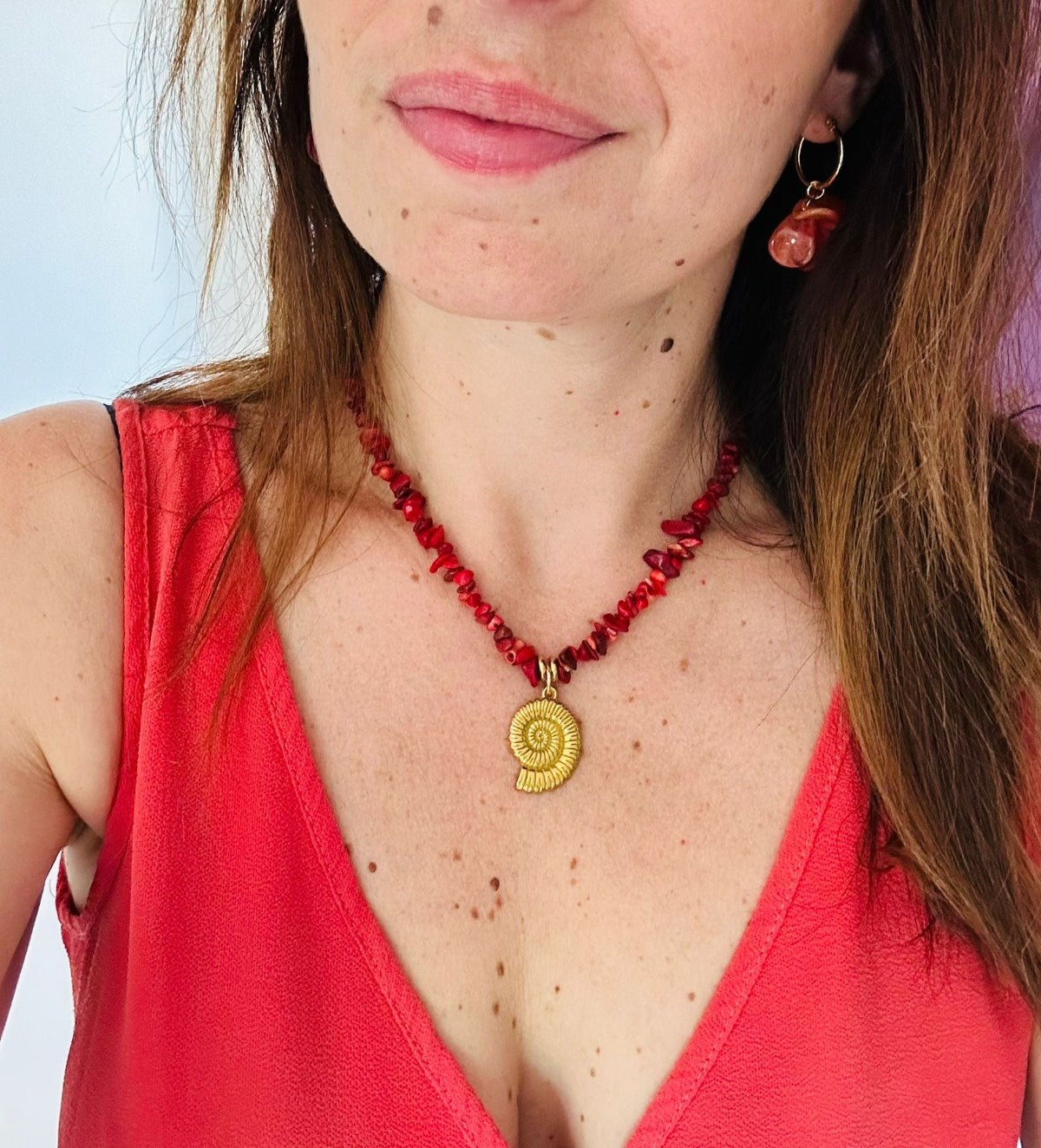 Collier YARA – perles de corail rouge ou de coquillage multicolore avec breloque coquille dorée - Camilmari Bijoux - Perles corail rouge 100%