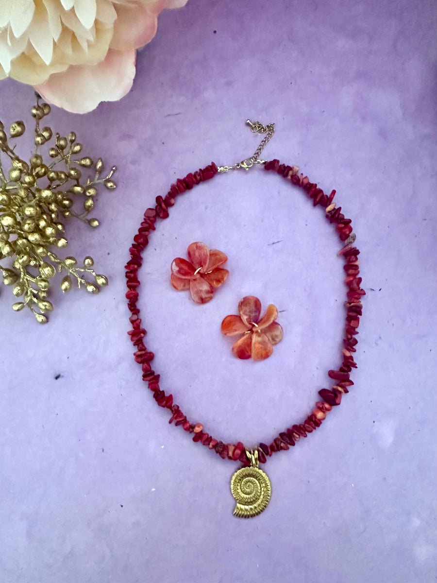 Collier YARA – perles de corail rouge ou de coquillage multicolore avec breloque coquille dorée - Camilmari Bijoux - Perles corail rouge 100%
