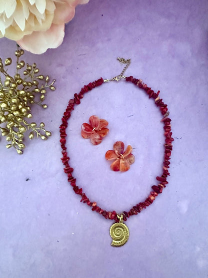 Collier YARA – perles de corail rouge ou de coquillage multicolore avec breloque coquille dorée - Camilmari Bijoux - Perles corail rouge 100%