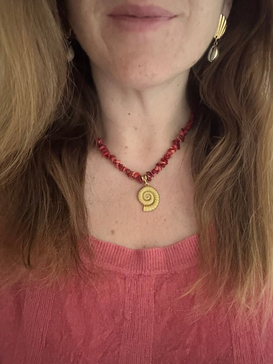 Collier YARA – perles de corail rouge ou de coquillage multicolore avec breloque coquille dorée - Camilmari Bijoux - Perles corail rouge 100%