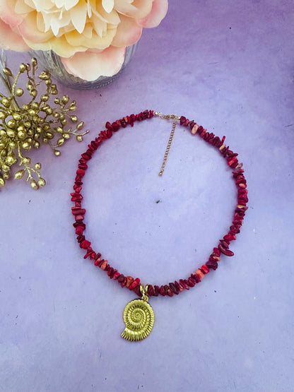 Collier YARA – perles de corail rouge ou de coquillage multicolore avec breloque coquille dorée - Camilmari Bijoux - Perles corail rouge 100%