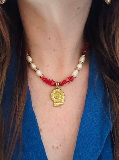 Collier YARA – perles de corail rouge ou de coquillage multicolore avec breloque coquille dorée - Camilmari Bijoux - Perles mélange corail rouge et nacrées
