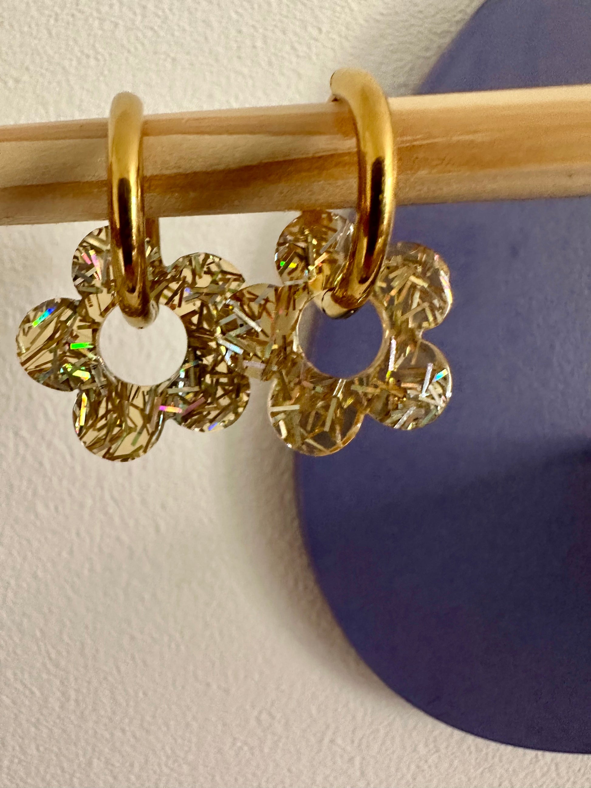 Créoles avec pampilles ELIETTE - Camilmari Bijoux - Créoles dorées avec une paire de pampilles fleurs
