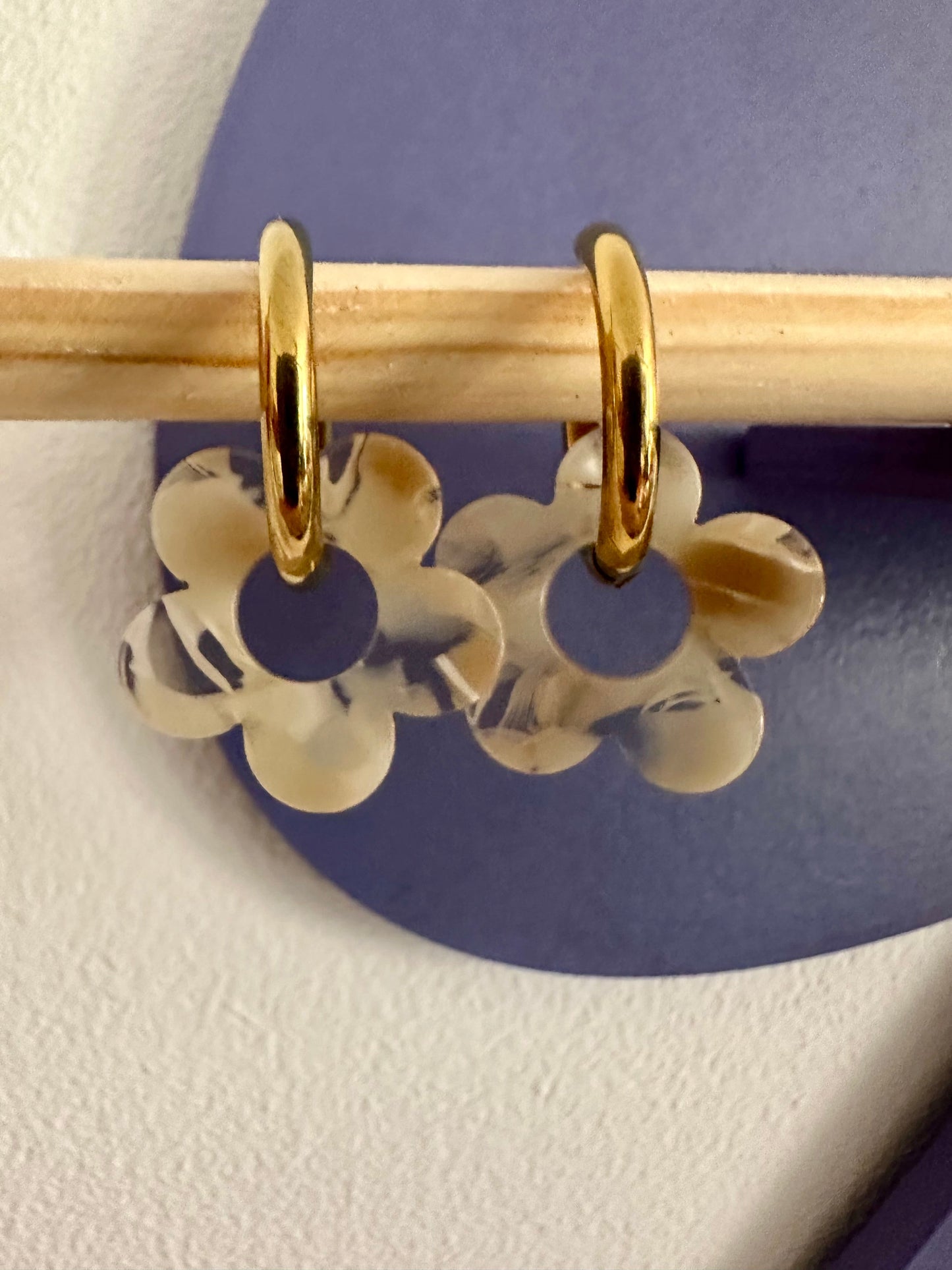 Créoles avec pampilles ELIETTE - Camilmari Bijoux - Créoles dorées avec une paire de pampilles fleurs