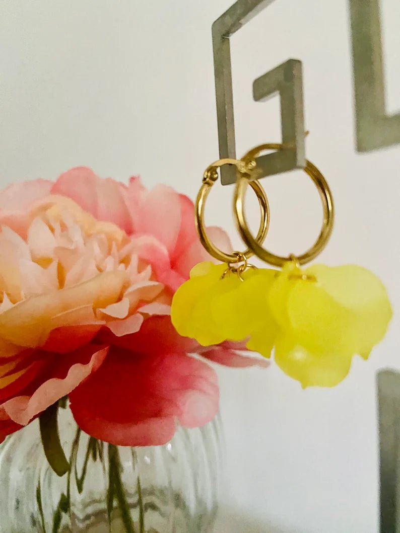 Créoles CAMILLE 20 mm - Boucles d'oreilles à pétales colorés assemblées à la main - Camilmari Bijoux - Créoles 20 mm dorées + pétales