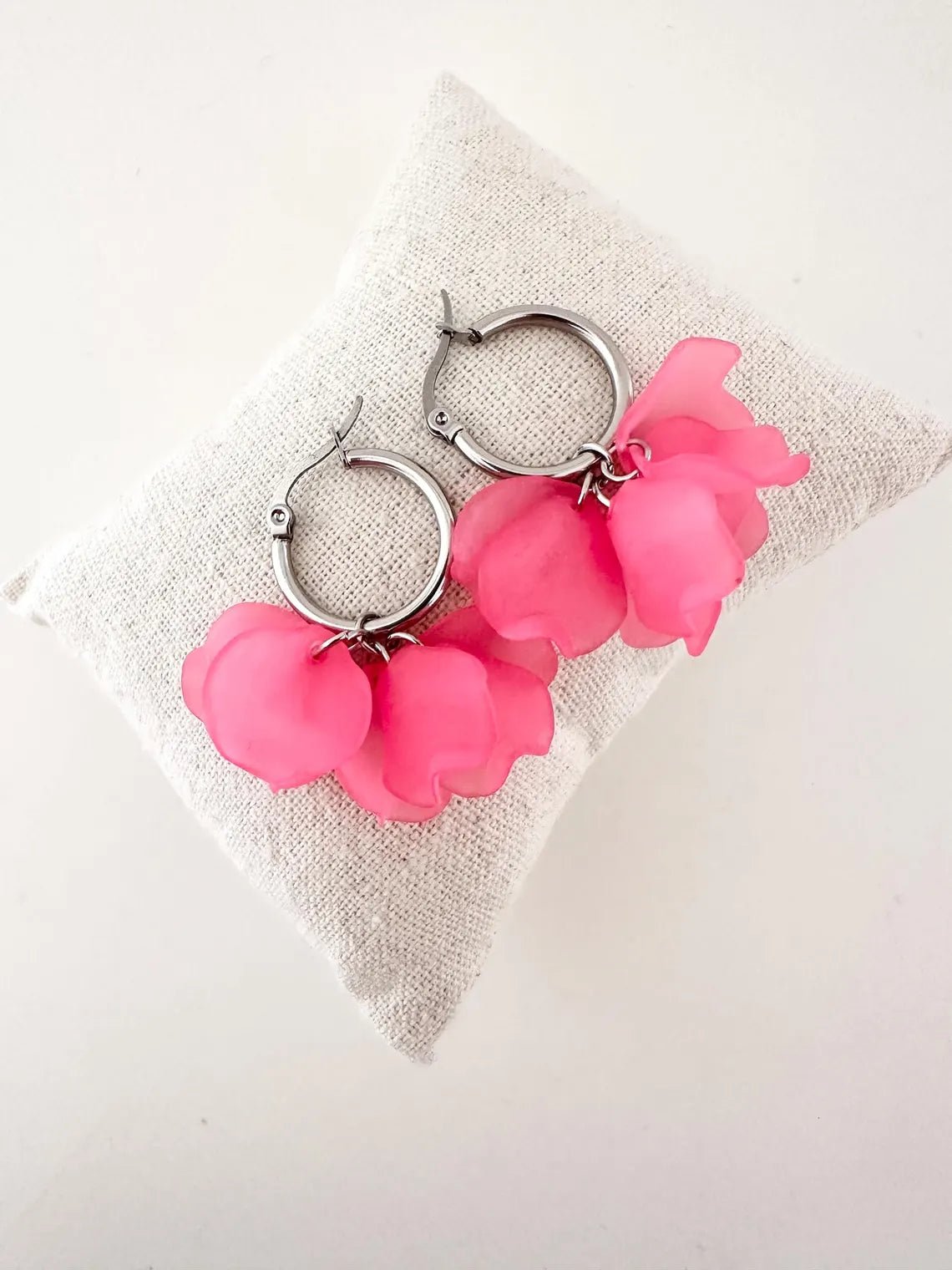 Créoles CAMILLE 20 mm - Boucles d'oreilles à pétales colorés assemblées à la main - Camilmari Bijoux - Créoles 20 mm dorées + pétales