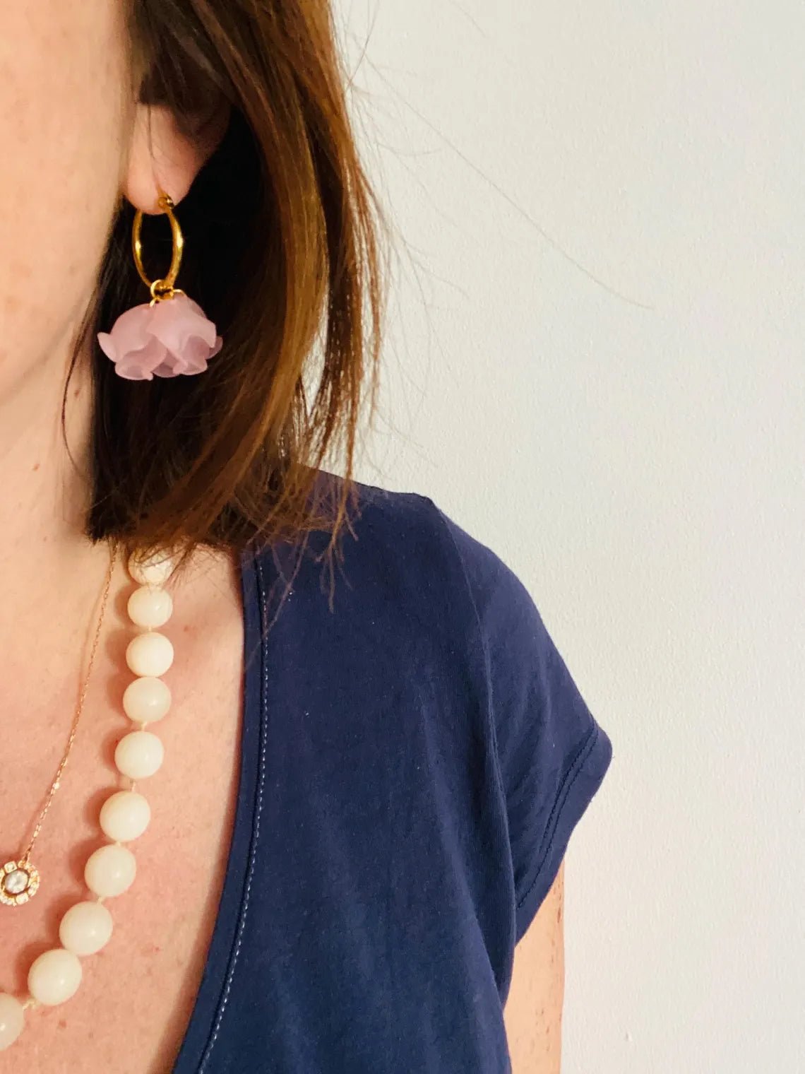 Créoles CAMILLE 20 mm - Boucles d'oreilles à pétales colorés assemblées à la main - Camilmari Bijoux - Créoles 20 mm dorées + pétales