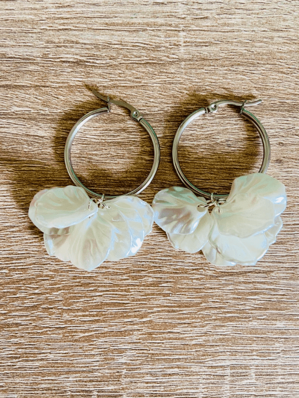 Créoles CAMILLE NACRE – Boucles d'oreilles à pétales blancs nacrés - Camilmari Bijoux - Créoles argentées 20 mm + pétales