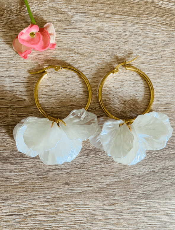 Créoles CAMILLE NACRE – Boucles d'oreilles à pétales blancs nacrés - Camilmari Bijoux - Paire de suspension pour créoles dorées