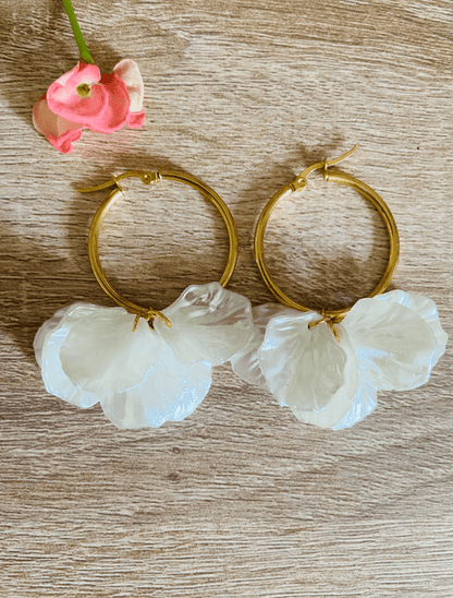 Créoles CAMILLE NACRE – Boucles d'oreilles à pétales blancs nacrés - Camilmari Bijoux - Paire de suspension pour créoles dorées