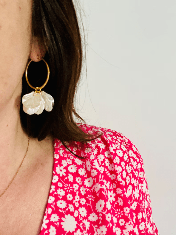 Créoles CAMILLE NACRE – Boucles d'oreilles à pétales blancs nacrés - Camilmari Bijoux - Créoles dorées 30 mm + pétales