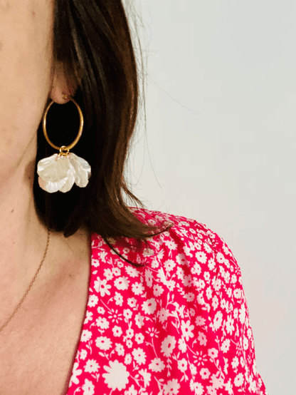 Créoles CAMILLE NACRE – Boucles d'oreilles à pétales blancs nacrés - Camilmari Bijoux - Créoles dorées 30 mm + pétales