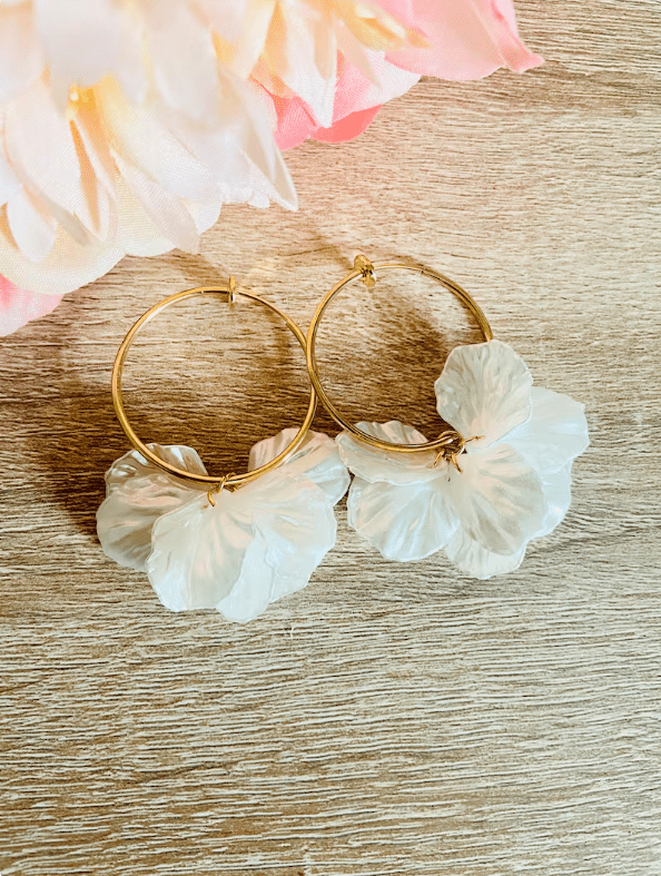 Créoles CAMILLE NACRE – Boucles d'oreilles à pétales blancs nacrés - Camilmari Bijoux - Créoles dorées 36 mm clip + pétales