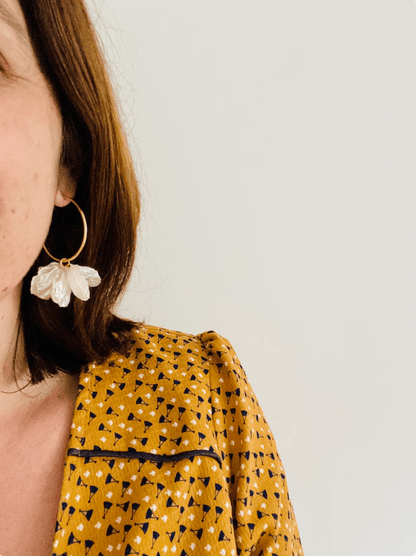 Créoles CAMILLE NACRE – Boucles d'oreilles à pétales blancs nacrés - Camilmari Bijoux - Créoles dorées 35 mm + pétales