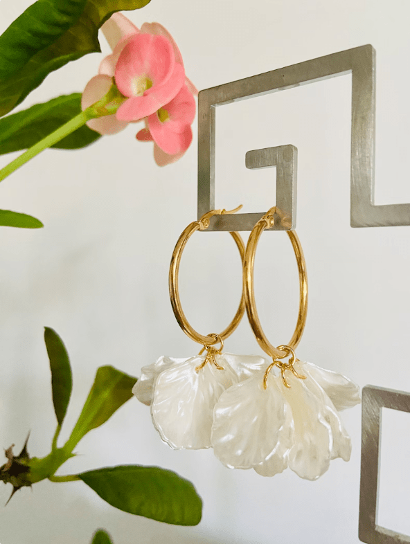 Créoles CAMILLE NACRE – Boucles d'oreilles à pétales blancs nacrés - Camilmari Bijoux - Créoles dorées 20 mm + pétales